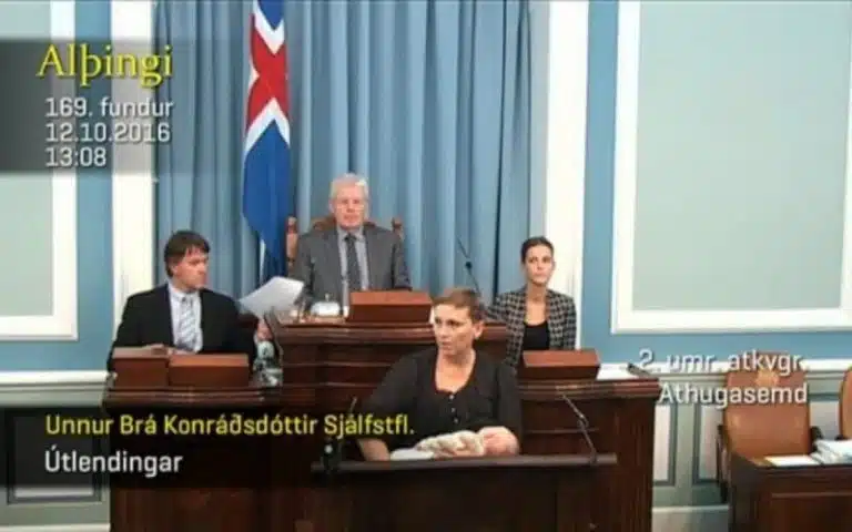 Parlement islandais : une députée allaite son bébé pendant son discours