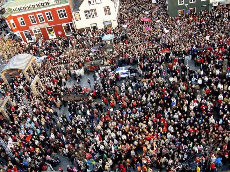 Les femmes islandaises descendent dans la rue