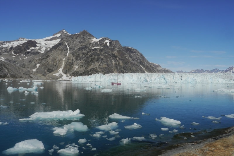 Glacier qui tombe dans la mer au Groenland