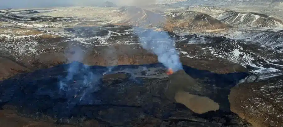 Vue aérienne de l'éruption volcanique