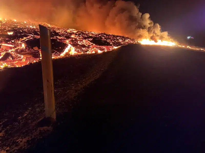 Hraun flæðir yfir Grindavíkurveg.

RÚV – Benedikt Sigurðsson